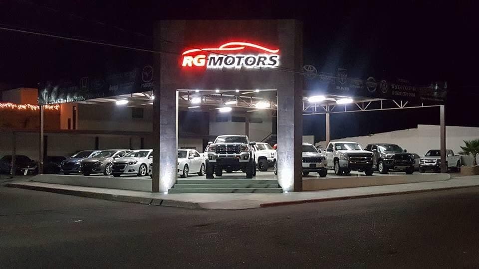 RG Motors — agencia de autos seminuevos de noche