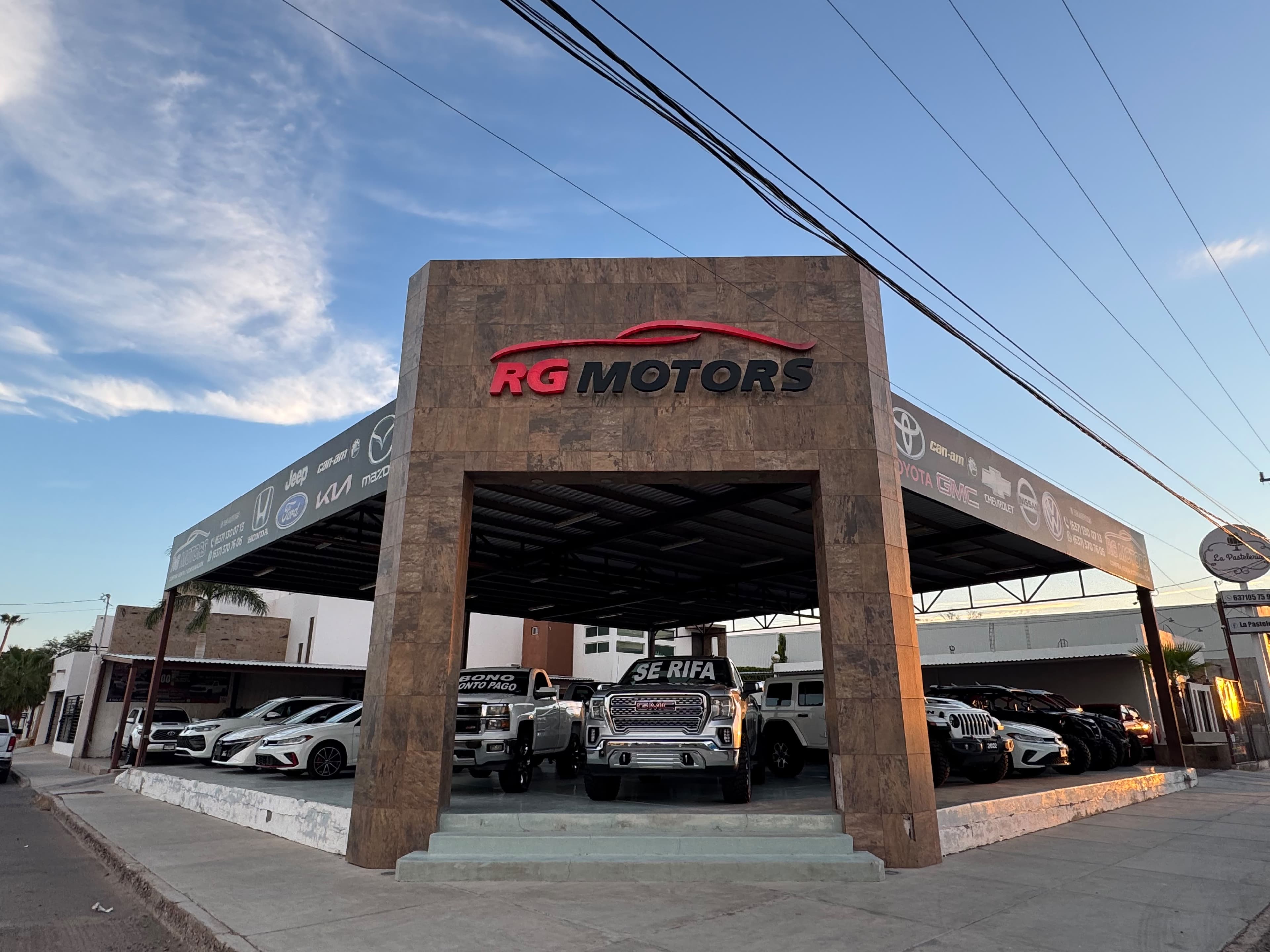 RG Motors — fachada de la agencia de autos seminuevos en Caborca
